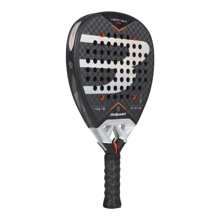 Bullpadel Vertex 05 27 padelracket schuin vooraanzicht met X-Tend Carbon 12K slagvlak