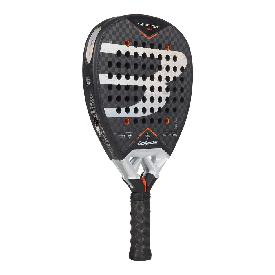 Bullpadel Vertex 05 27 padelracket schuin vooraanzicht met X-Tend Carbon 12K slagvlak