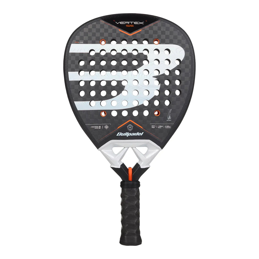 Bullpadel Vertex 05 27 padelracket vooraanzicht in zwart wit met oranje details