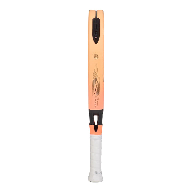 Zijaanzicht van de Bullpadel Vertex 05 27 Woman 2027 met frame en witte grip