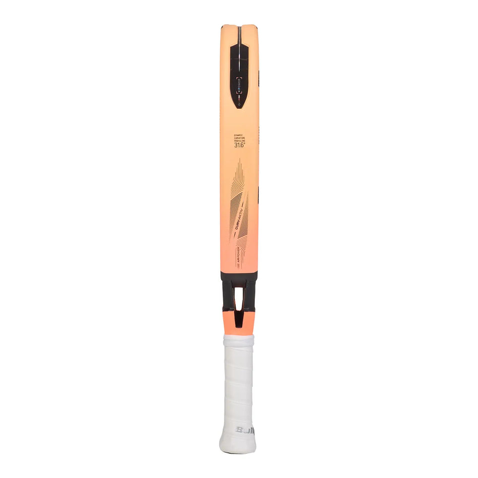 Zijaanzicht van de Bullpadel Vertex 05 27 Woman 2027 met frame en witte grip