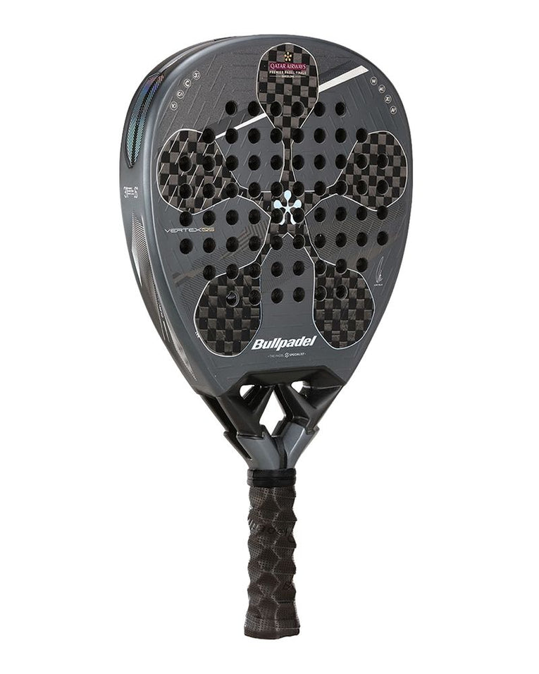 Bullpadel Vertex 05 Tour Final 25 schuin van achteren met carbon details