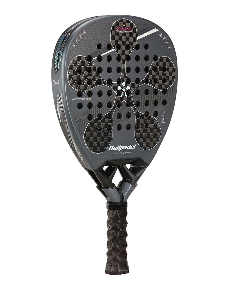 Bullpadel Vertex 05 Tour Final 25 schuin van achteren met carbon details