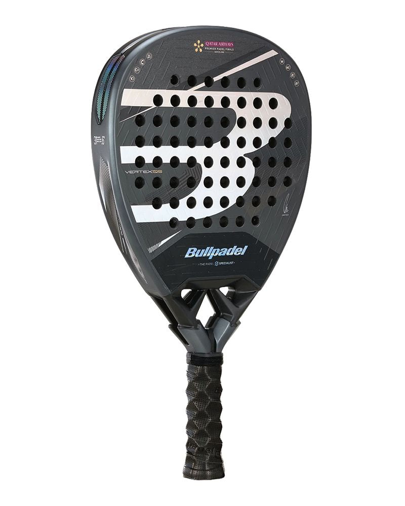 Bullpadel Vertex 05 Tour Final 25 schuin van voren met Bullpadel slagvlak