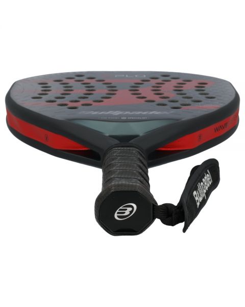 Onderaanzicht van de Bullpadel XPLO 2025 handgreep met ergonomische grip en polsband