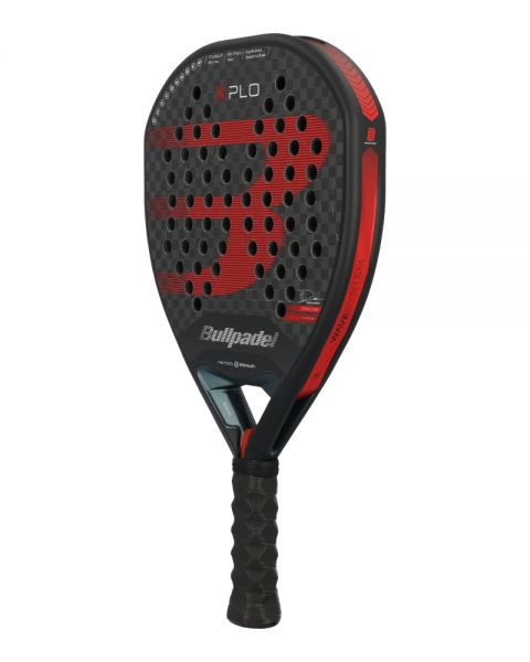 Bullpadel XPLO 2025 schuin vooraanzicht links met aerodynamisch frame en diamantvorm