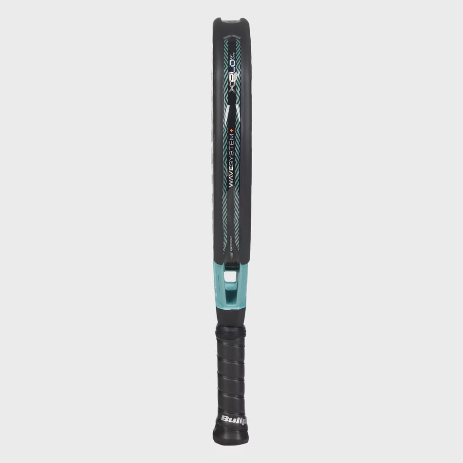 Zijaanzicht van de Bullpadel XPLO Comfort 27 met Wave System frame