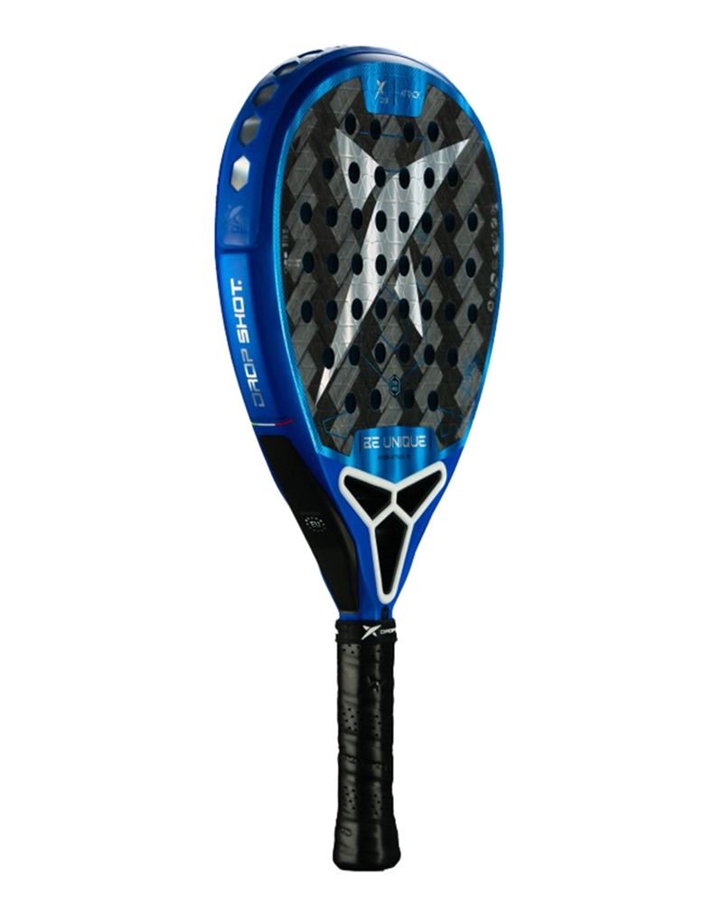 Drop Shot Axion Attack 1.0 2025 padelracket schuin links met veelzijdige druppelvorm