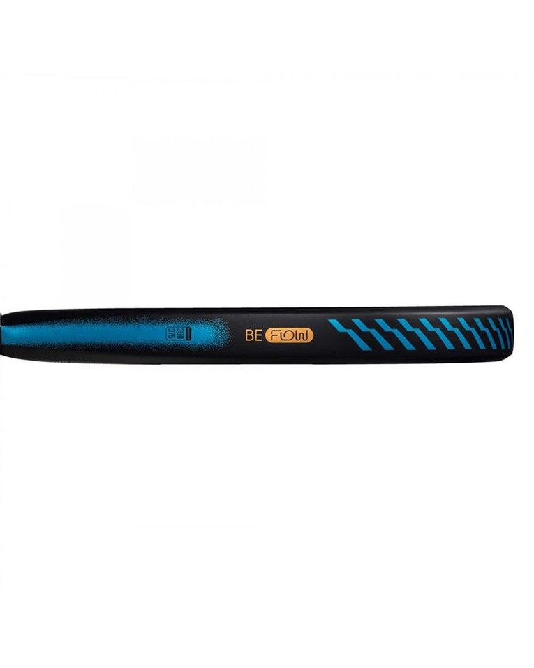 Zijaanzicht van de LOK Be Flow 2024 met blauw-zwarte afwerking