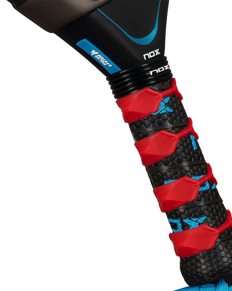 Handvat en gripdetail van de NOX AT10 Pro Cup Soft 2026