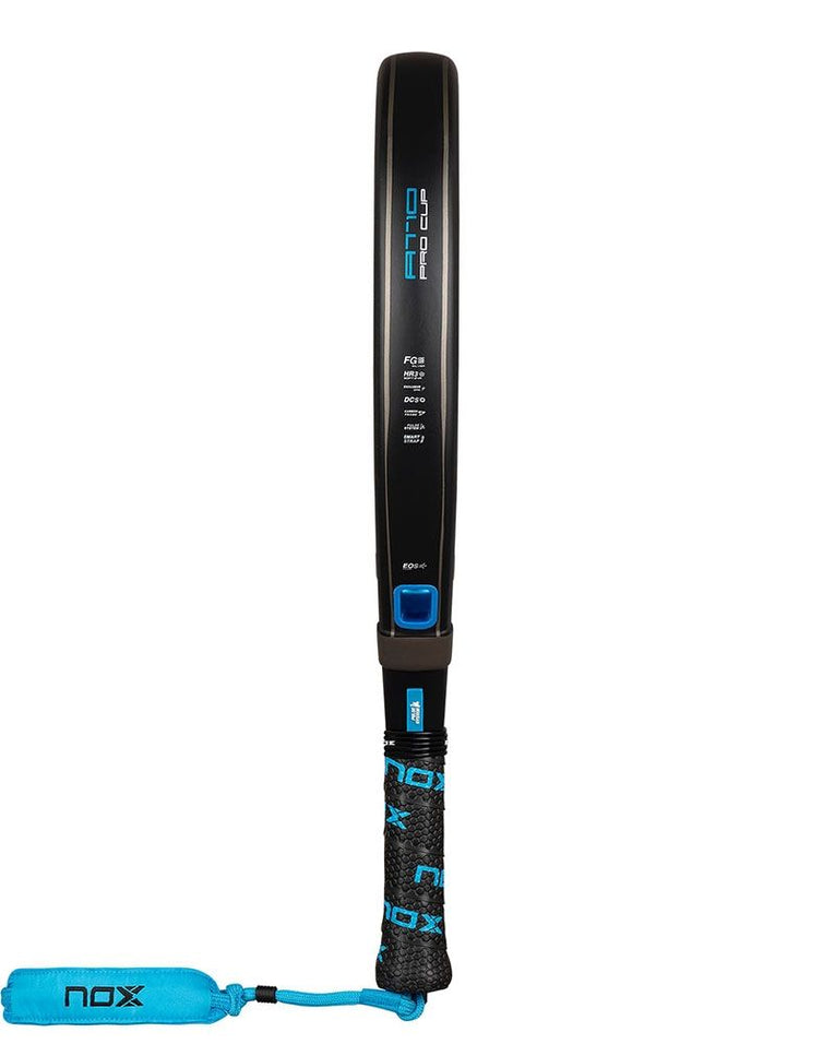 Zijaanzicht van de NOX AT10 Pro Cup Soft 2026 met carbon frame