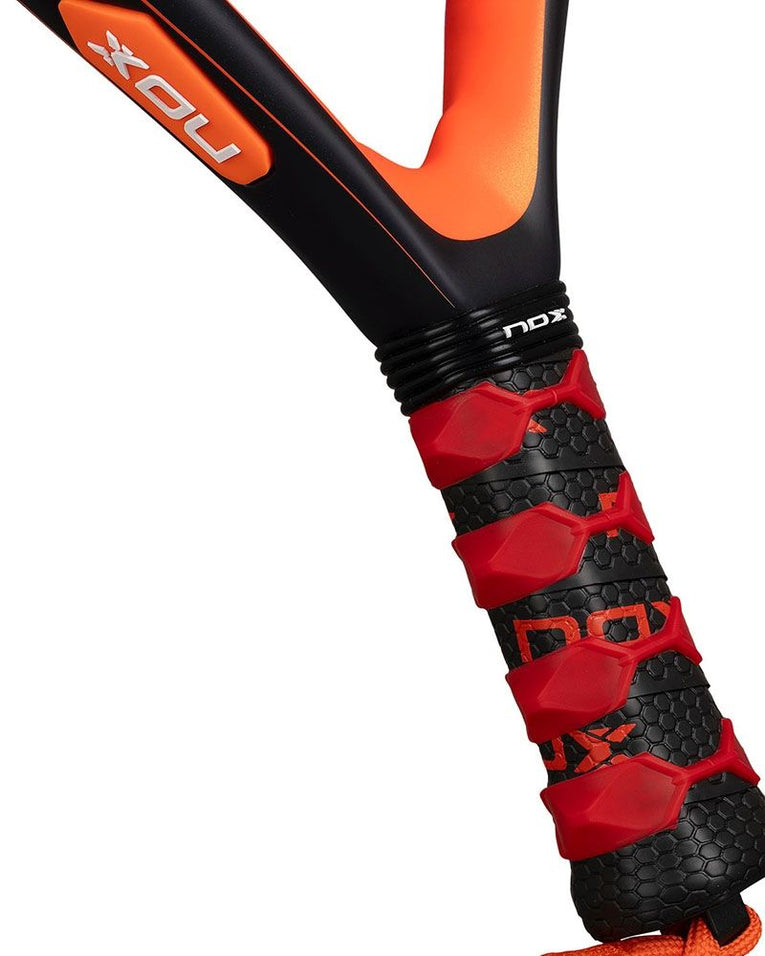 Nox Equation Hard Advanced 2026 detail handvat met overgrip padelracket