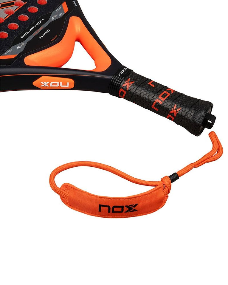 Nox Equation Hard Advanced 2026 detail handvat en polslus padelracket