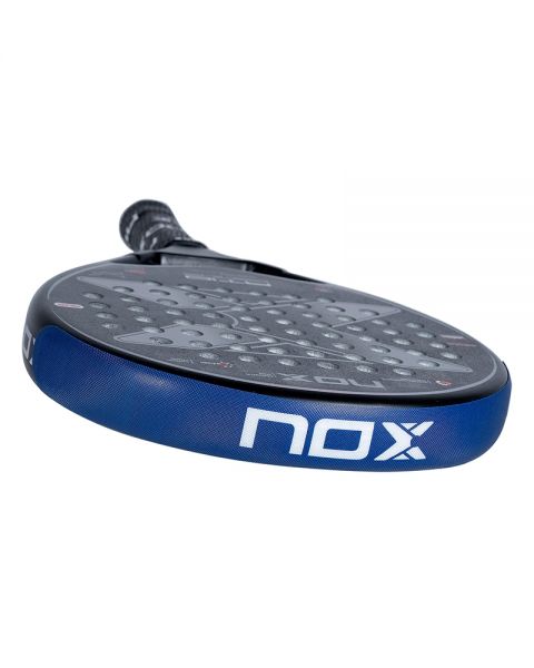 NOX Frame Protector blauw wit gemonteerd op padelracket voor bescherming van het racketframe