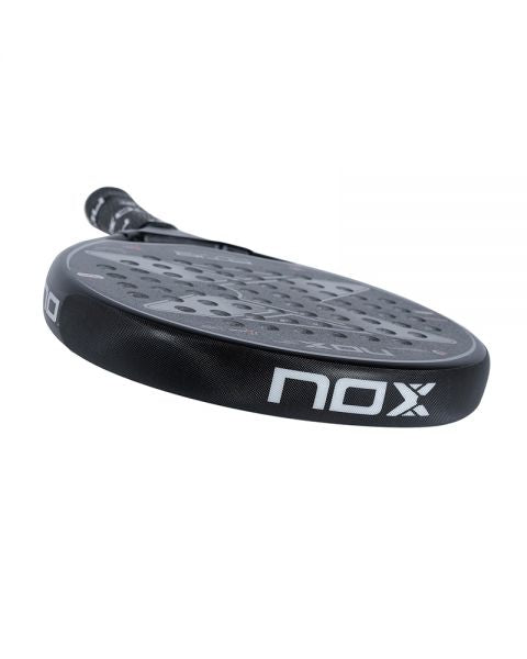 NOX Frame Protector zwart wit gemonteerd op padelracket