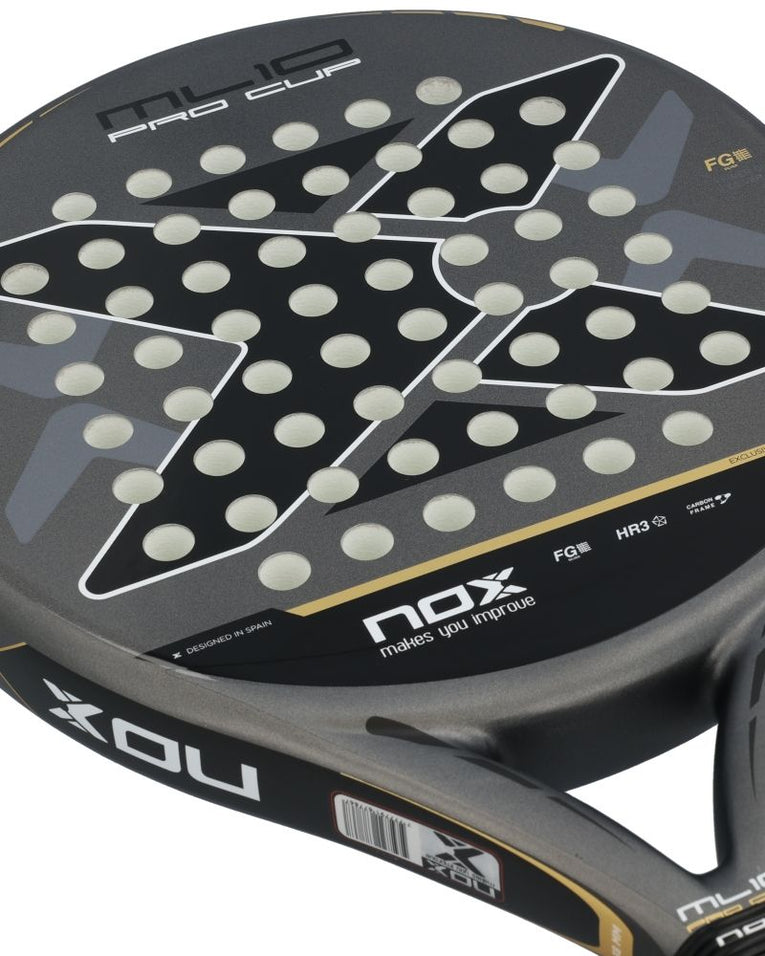Detail van het racketblad van de Nox ML10 Pro Cup Coorp met Fiber Glass Silver