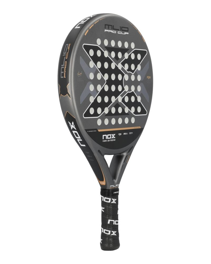 Nox ML10 Pro Cup Coorp by Miguel Lamperti schuin rechtsvoor met ronde racketvorm