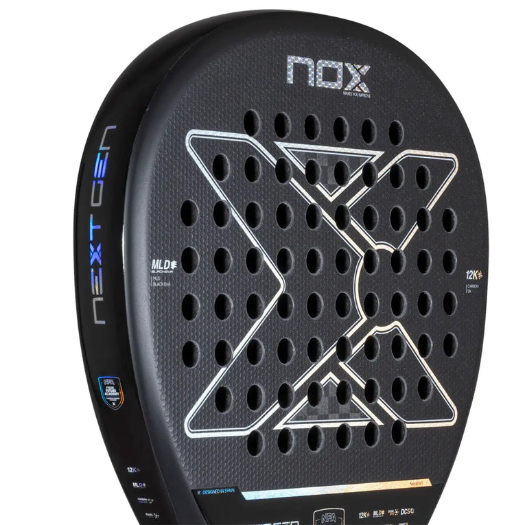 Close-up van het 12K carbon slagvlak van de NOX NextGen Pro Attack 12K NFA Series 2026