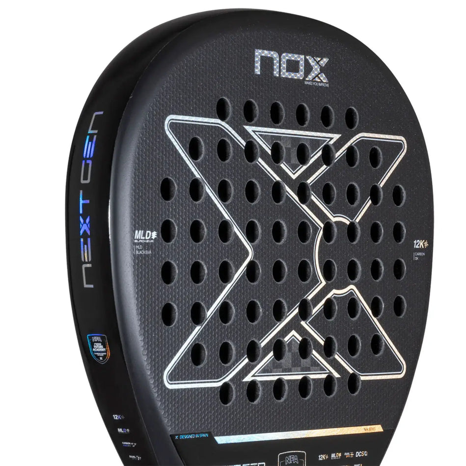 Close-up van het 12K carbon slagvlak van de NOX NextGen Pro Attack 12K NFA Series 2026