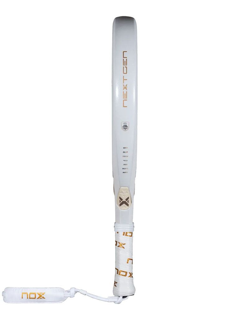 Zijaanzicht van de Nox NextGen Pro Hybrid 12K NFA Series 2026 met zichtbaar racketprofiel