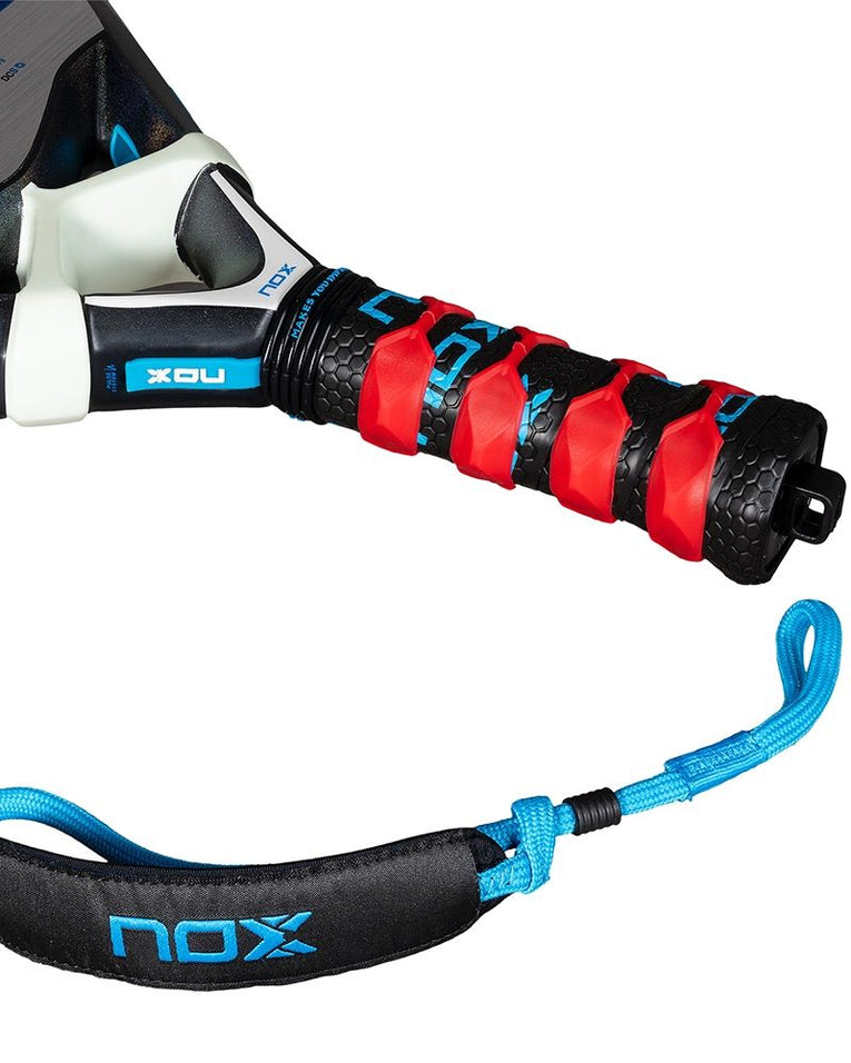 Detail van de grip en Smartstrap veiligheidslus van de Nox TL10 Quantum 12K By Tino Libaak 2025