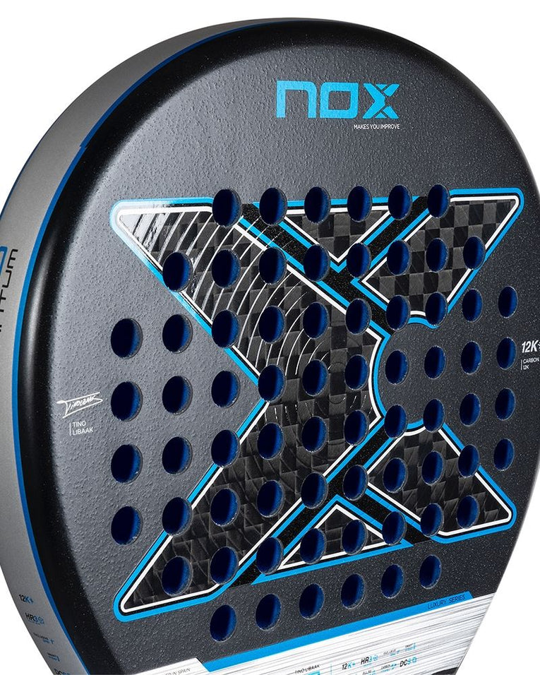 Detail van het racketblad van de Nox TL10 Quantum 12K By Tino Libaak 2025 met Exclusive Spin oppervlak
