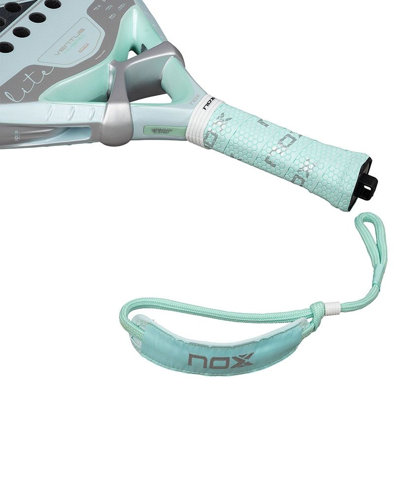 Nox Ventus Hybrid 12K Lite 2026 detail handvat en polslus padelracket