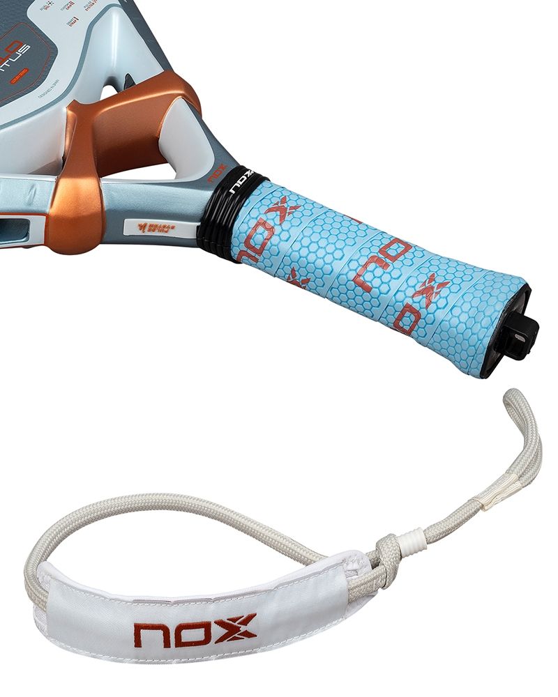 Nox VK10 Ventus Control 12K 2026 detail handvat en Smartstrap polsband padelracket