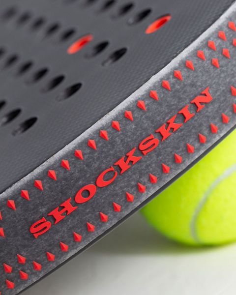 ShockOut Shockskin transparant rode framebeschermer gemonteerd op padelracket