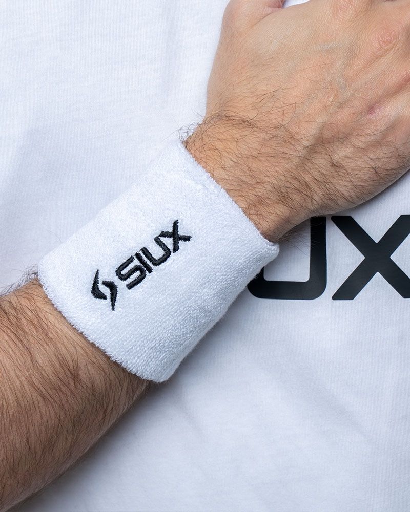 Siux Basic 26 korte polsbandjes wit set van twee gedragen tijdens padelwedstrijd