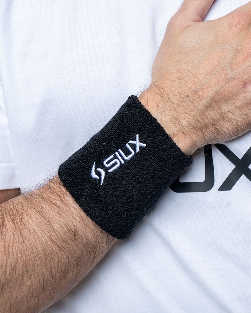 Siux Basic 26 korte polsbandjes zwart set van twee gedragen tijdens padelwedstrijd