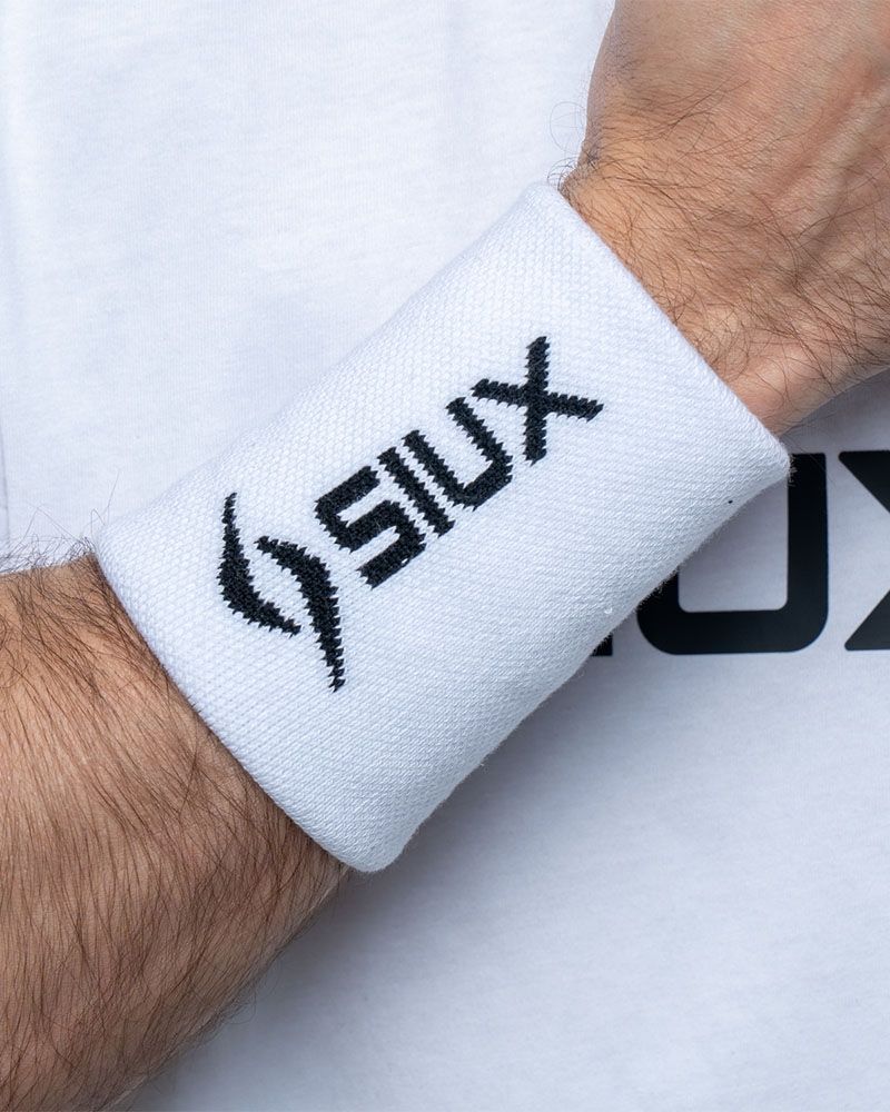 Siux Basic 26 lange polsband wit gedragen om de pols tijdens padelwedstrijd