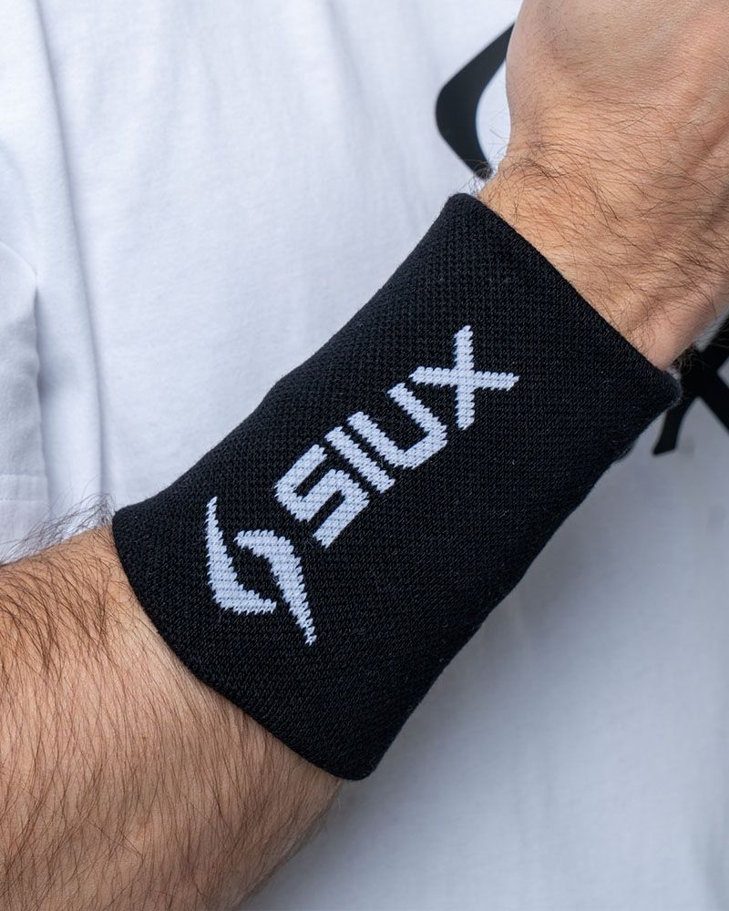 Siux Basic 26 lange polsband zwart gedragen om de pols tijdens padelwedstrijd