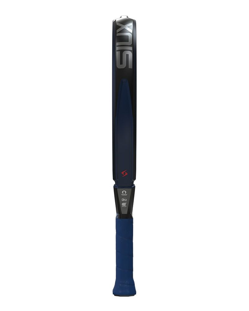 Zijaanzicht van de Siux Diablo Pro 2026 Night Blue met zichtbaar racketprofiel