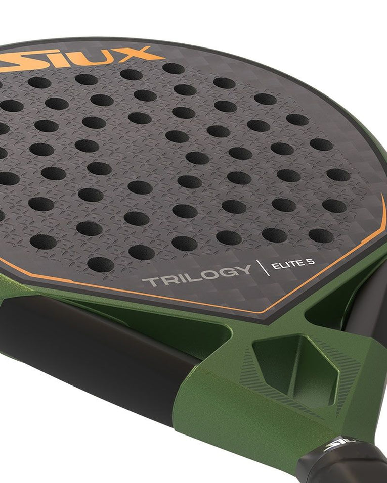 Detail van het 12K carbon slagvlak van het Siux Trilogy Elite 5 padelracket met 3D-afwerking
