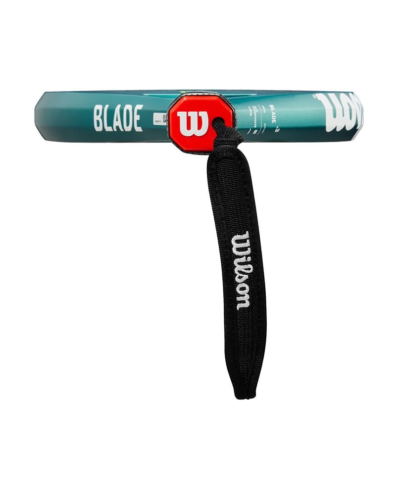 Detail van de handgreep en polsband van het Wilson Blade V3 Padel padelracket